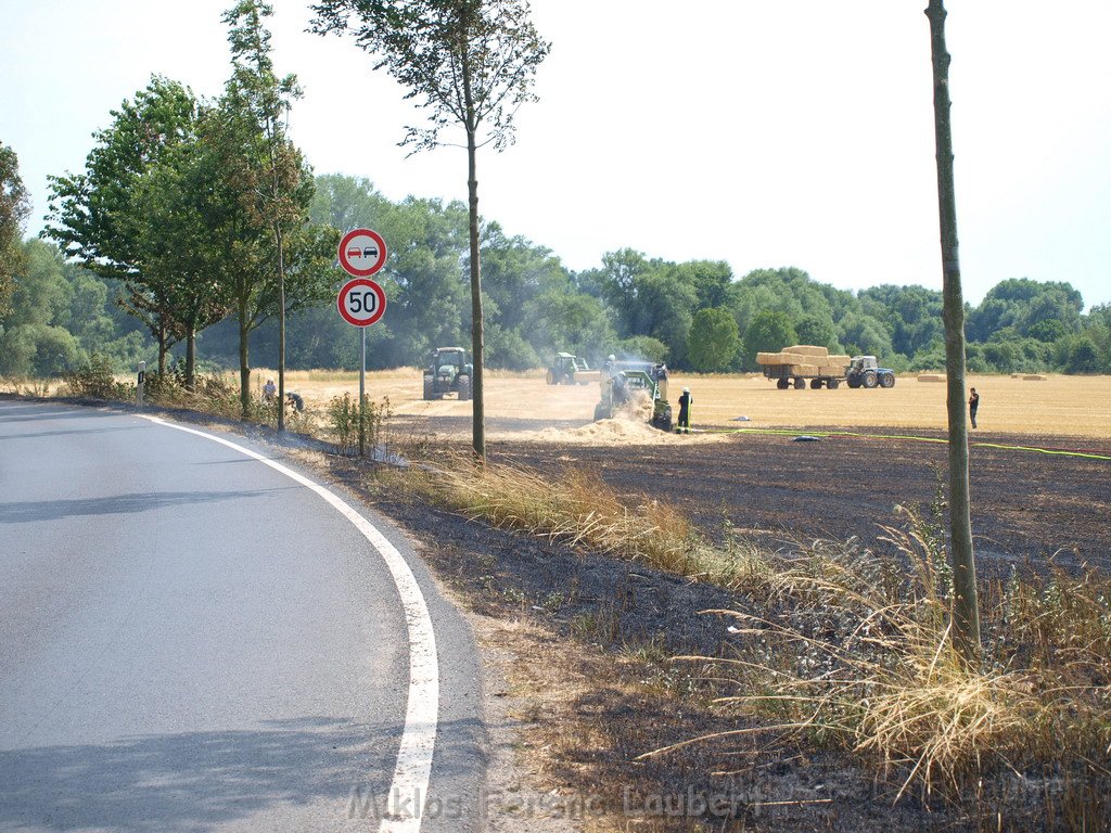 Bodenfeuer ausgeloest durch Strohballenpresse Koeln Holweide Colonia Allee P48.JPG